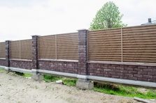 Красивый кирпичный коричневый забор на фундаменте из винтовых свай ЗСК