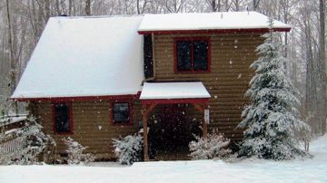 Дом на винтовых сваях в зимнем лесу